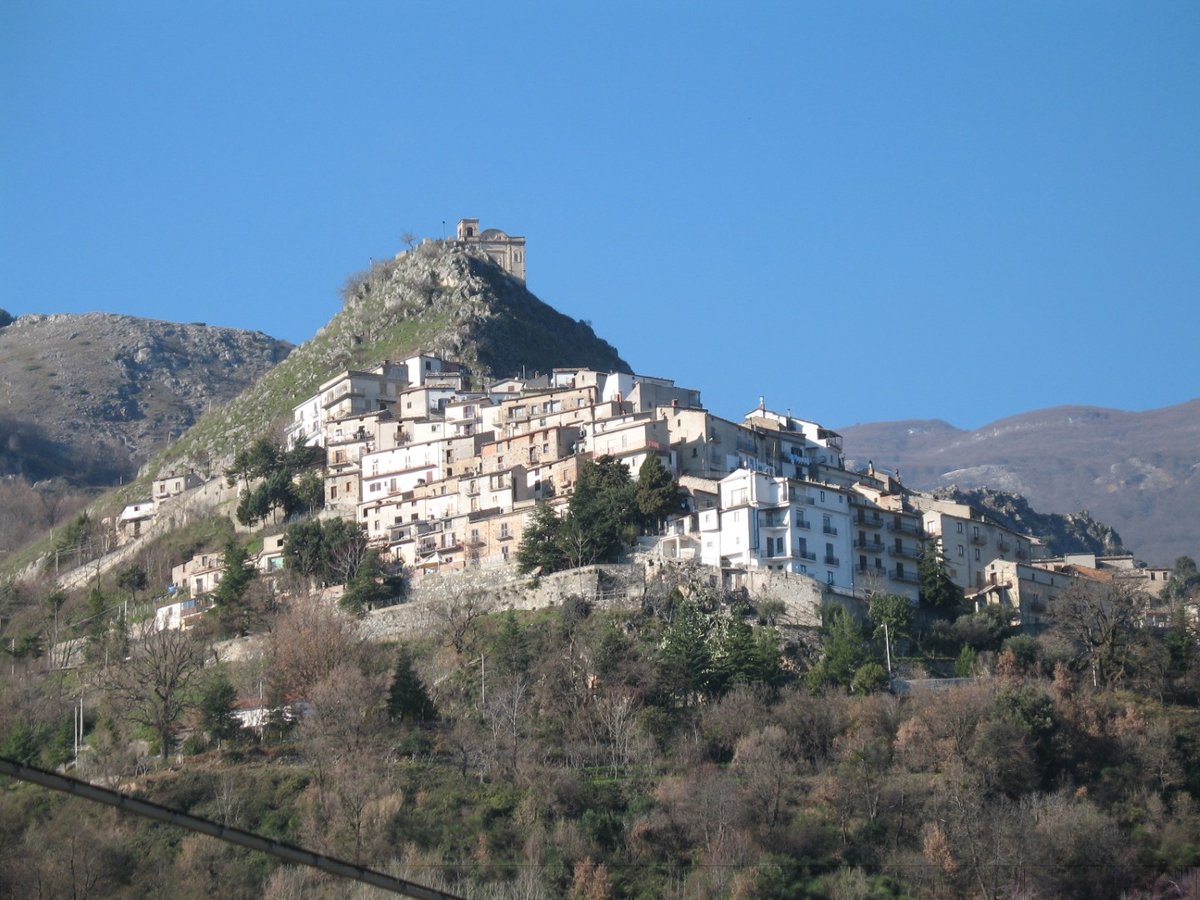 Il borgo di San Donato di Ninea visto arrivando dalla strada